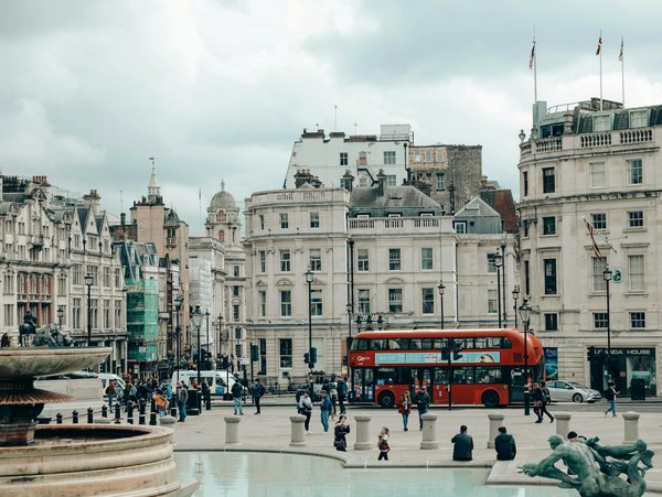 Comment organiser un séjour en Islande avec des excursions pour observer les geysers et des bains dans des sources chaudes naturelles?